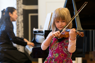Ein Nachwuchstalent auf der Violine.