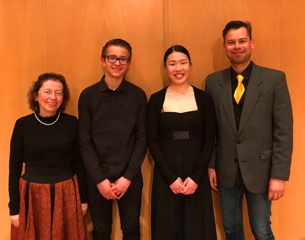  Christa Klie (Stellv. Vorsitzende), "Jean Paul-Preisträger" Jakob Böger (Akkordeon), "Florestan und Eusebius-Preisträgerin" Naomi Honda (Violine) & Markus Jung (1. Vorsitzender) nach dem Preisträgerkonzert.