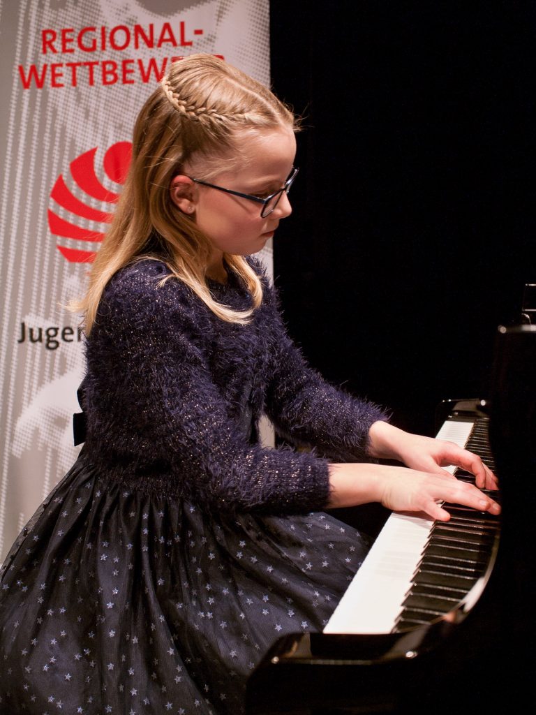 Dana Schörner (AG II) spielt im Preisträgerkonzert "Arabesque der Welle" von Akira Miyoshi.