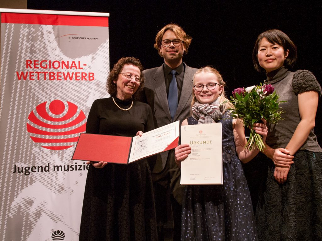 Christa Klie (2. Vorsitzende), Markus Jung, Dana Schörner und ihre Lehrerin Yasuko Sugimoto-Shestiperov (v.l.n.r.)